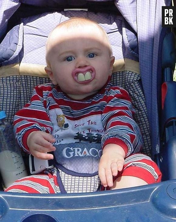 Essa chupeta engraçada ajuda a disfarçar enquanto os dentes estão crescendo