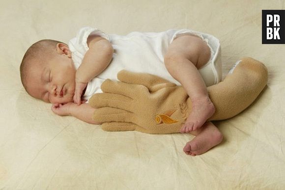 Já os pais que trabalham muito, essa mão artificial ajuda o bebê a ficar mais acolhidinho na hora de dormir