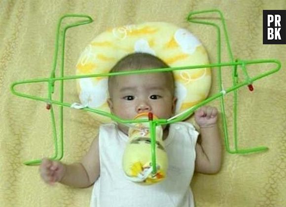 Esse suporte para mamadeiras de bebê é bem criativo, porém nada funcional