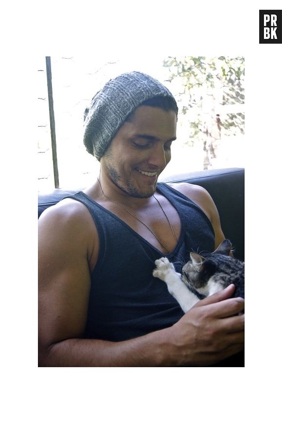 Bruno Gissoni exibe músculos pra todos os lados!