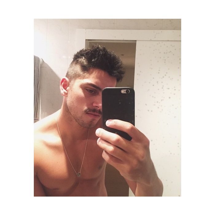 E que tal essa selfie no espelho do Rodrigo Simas?