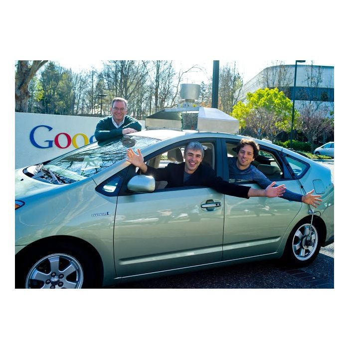 Larry Page e Sergey Brin no primeiro carro automático do Google