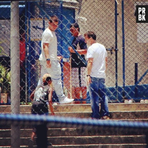 Luciano Huck e a produção do programa "Caldeirão do Huck" subiram a comunidade do Vidigal, na Zona Sul do Rio, para gravar um quadro especial com Thiago Martins