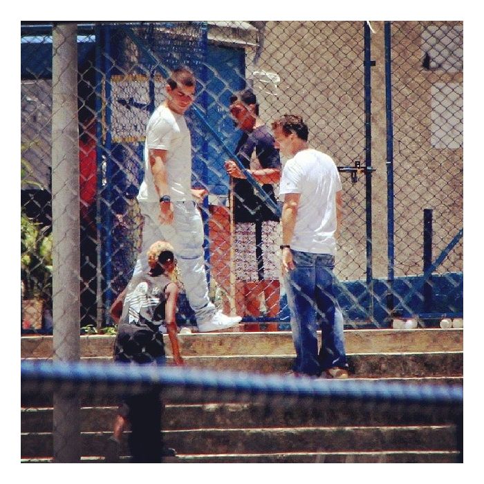 Luciano Huck e a produção do programa &quot;Caldeirão do Huck&quot; subiram a comunidade do Vidigal, na Zona Sul do Rio, para gravar um quadro especial com Thiago Martins
