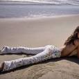  Alessandra Ambrosio posa s&oacute; de cal&ccedil;a em praia 