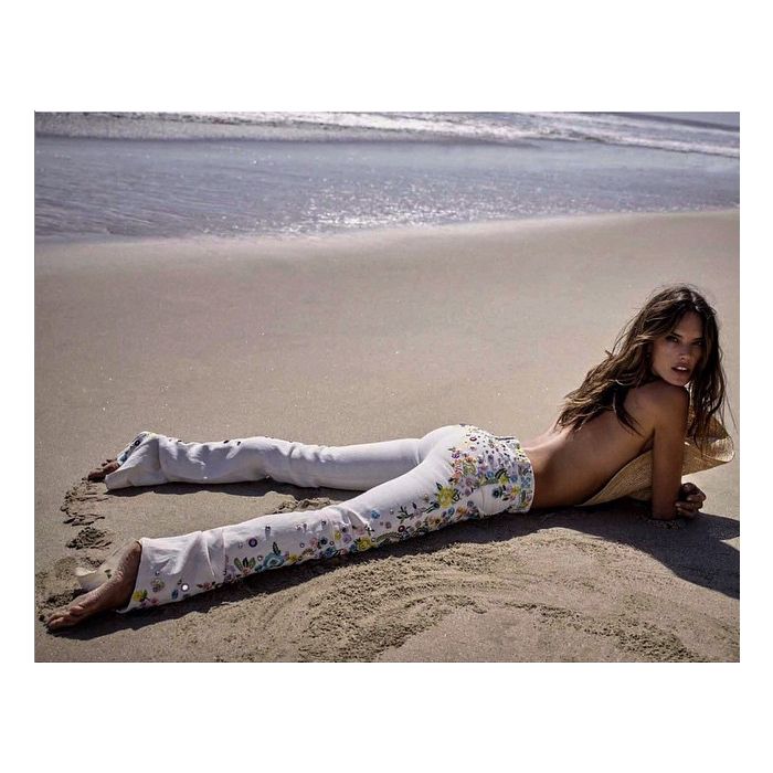  Alessandra Ambrosio posa s&amp;oacute; de cal&amp;ccedil;a em praia 