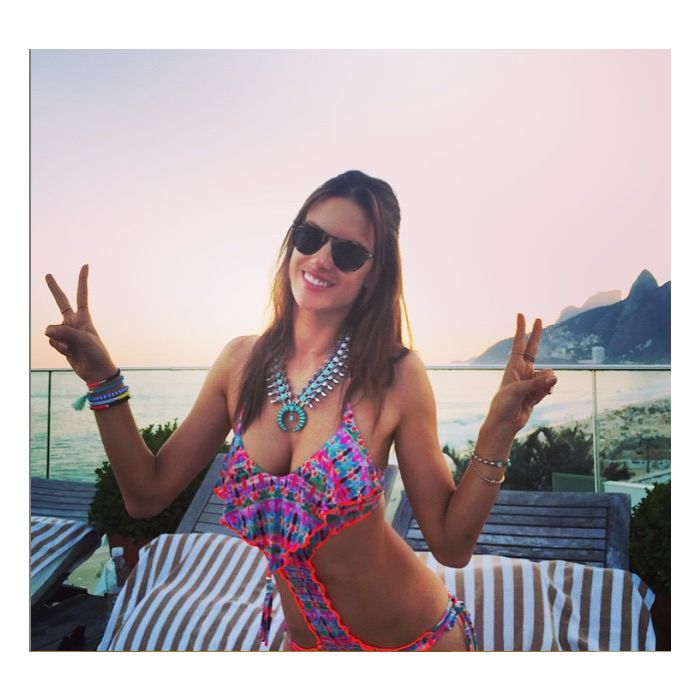  Alessandra Ambrosio est&amp;aacute; curtindo muito o calor do Rio de Janeiro durante as grava&amp;ccedil;&amp;otilde;es de &quot;Verdades Secretas&quot; 