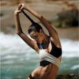  Alessandra Ambrosio com um de seus looks de praia para uma sess&atilde;o de fotos 