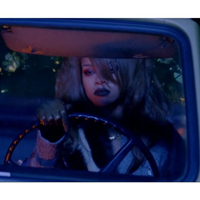 Rihanna dirige em direção a um trabalho na prévia do clipe de &quot;Bitch Better Have My Money&quot;