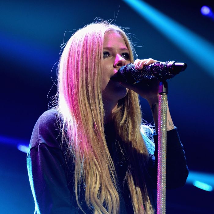  Cantora Avril Lavigne se emociona ao falar de&amp;nbsp;doen&amp;ccedil;a de Lyme 