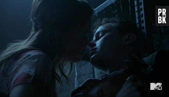 Em "Teen Wolf", Parrish (Ryan Kelley) e Lydia (Holland Roden) quase se beijam em uma visão do policial, que está quase morrendo