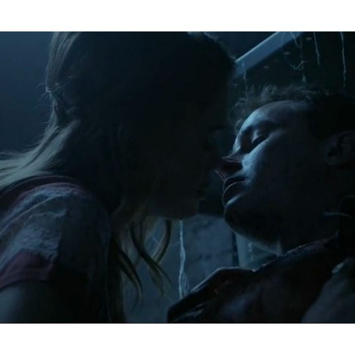 Em &quot;Teen Wolf&quot;, Parrish (Ryan Kelley) e Lydia (Holland Roden) quase se beijam em uma visão do policial, que está quase morrendo