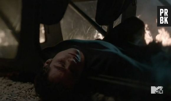 Em "Teen Wolf", Stiles (Dylan O'Brien) aparece acidentado em seu Jeep em uma visão de Lydia (Holland Roden)