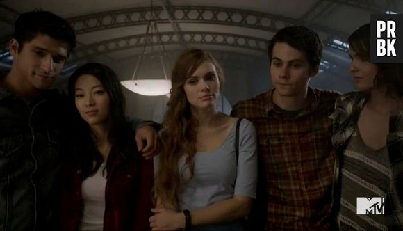Scott (Tyler Posey), Kira (Arden Cho), Lydia (Holland Roden), Stiles (Dylan O'Brien) e Malia (Shelley Hennig) participam de uma tradição dos formandos na escola em "Teen Wolf"