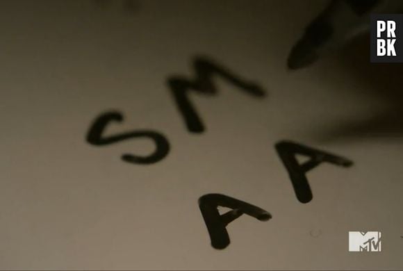 Em um dos momentos mais emocionantes da estreia, Scott (Tyler Posey) assina as iniciais de Allison (Crystal Reed) ao lado das dele em "Teen Wolf"