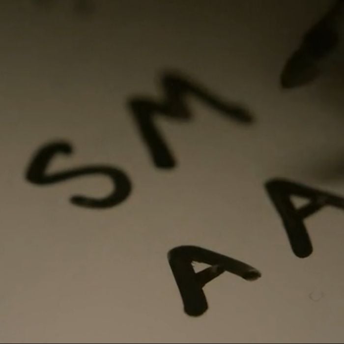 Em um dos momentos mais emocionantes da estreia, Scott (Tyler Posey) assina as iniciais de Allison (Crystal Reed) ao lado das dele em &quot;Teen Wolf&quot;