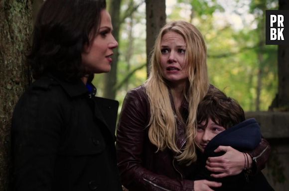 Regina (Lana Parrilla) e Emma (Jennifer Morrison) são mães de Henry (Jared S. Gilmore) em "Once Upon a Time"