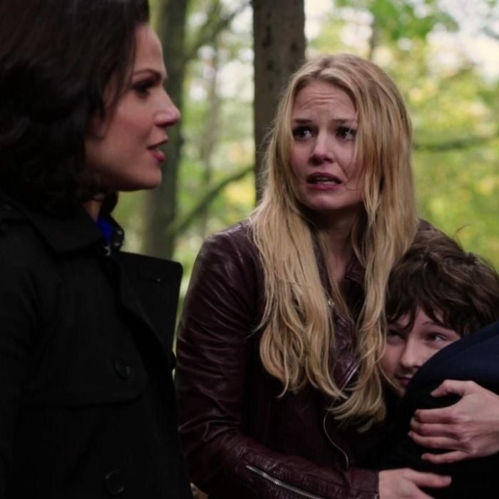 Regina (Lana Parrilla) e Emma (Jennifer Morrison) são mães de Henry (Jared S. Gilmore) em &quot;Once Upon a Time&quot;