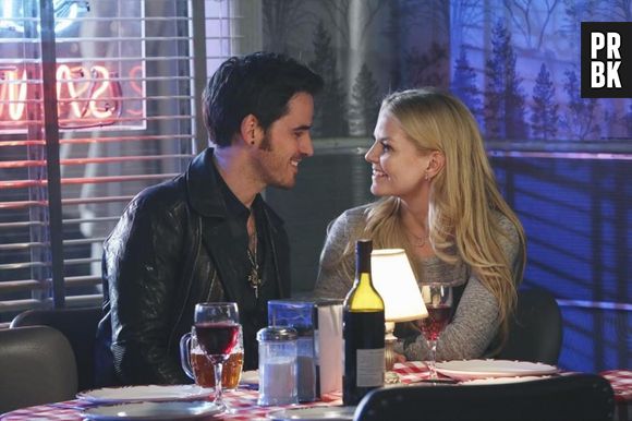 Emma (Jennifer Morrison) está apaixonada por Hook (Colin O'Donoghue) em "Once Upon a Time"