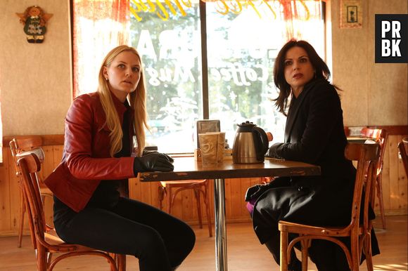 Em "Once Upon a Time", Regina (Lana Parrilla) e Emma (Jennifer Morrison) se aproximaram mais para defender Storybrooke