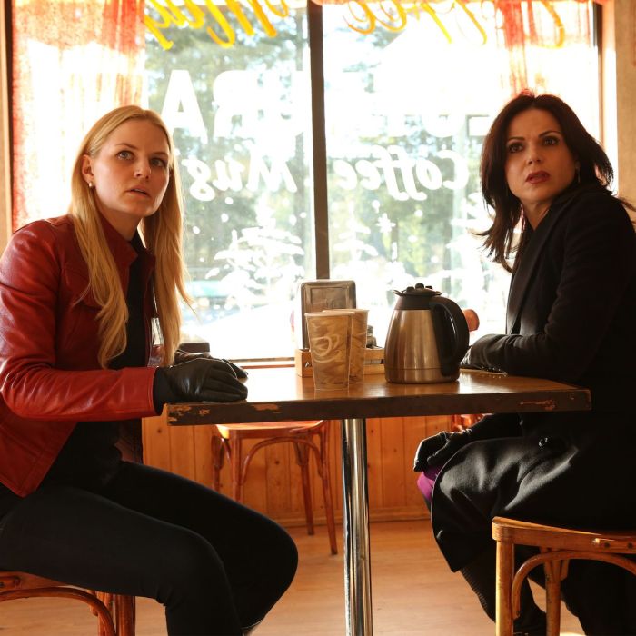 Em &quot;Once Upon a Time&quot;, Regina (Lana Parrilla) e Emma (Jennifer Morrison) se aproximaram mais para defender Storybrooke