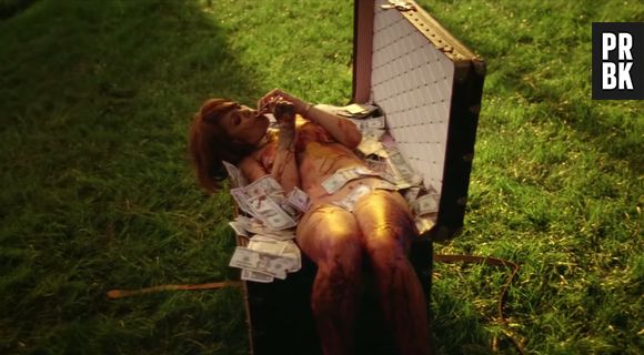 Rihanna ganha seu dinheiro depois de assassinar quem tava devendo no clipe de "Bitch Better Have My Money"