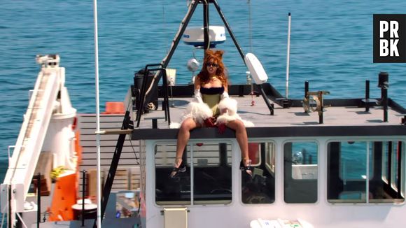 Em "Bitch Better Have My Money", Rihanna fica no topo de um iate!