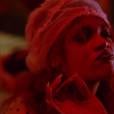Rihanna curte uma onda no clipe de "Bitch Better Have My Money"