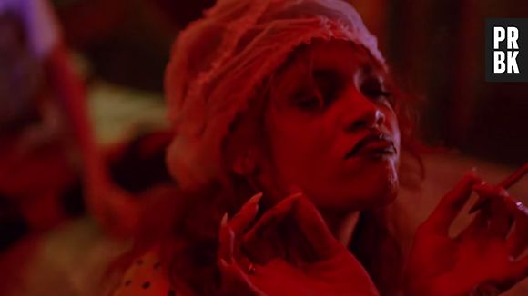 Rihanna curte uma onda no clipe de "Bitch Better Have My Money"