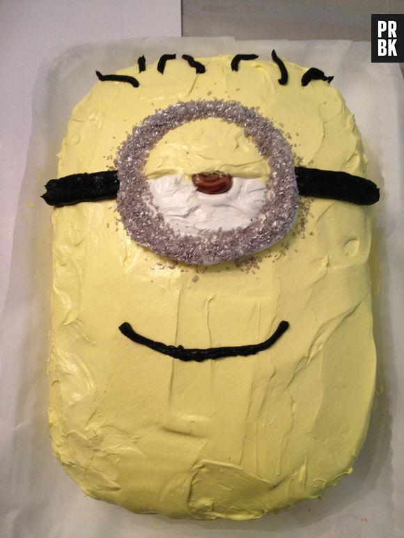 Esse bolo dos Minions está com uma cara bem suspeita