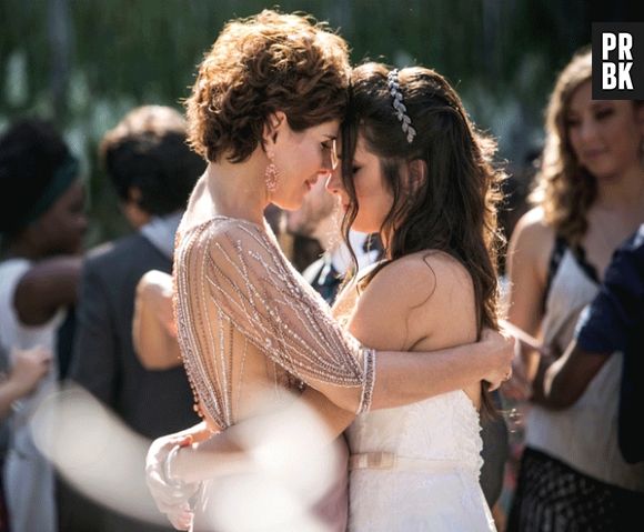 Em "Malhação", Jade (Anaju Dorigon) recebe o carinho da mãe no dia do seu casamento com Cobra (Felipe Simas)