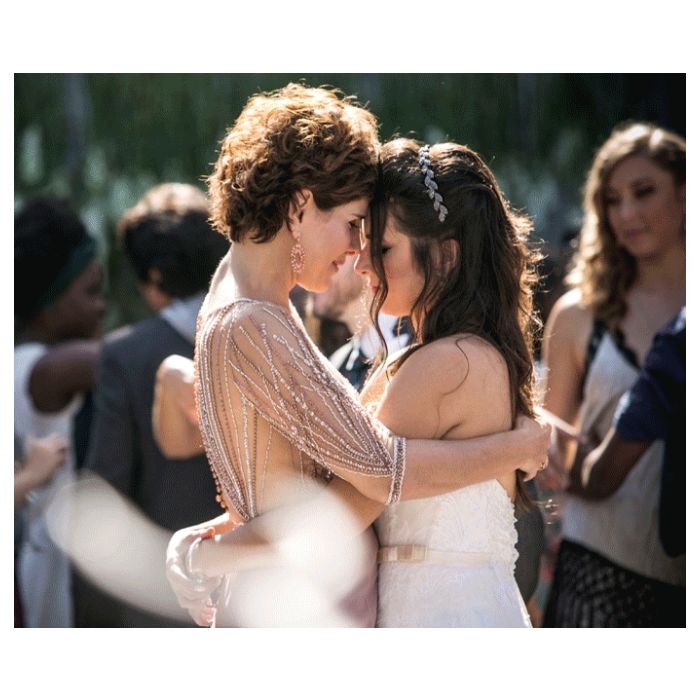 Em &quot;Malhação&quot;, Jade (Anaju Dorigon) recebe o carinho da mãe no dia do seu casamento com Cobra (Felipe Simas)