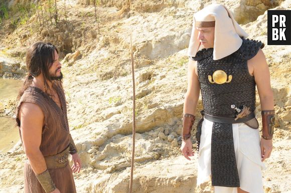 Em "Os Dez Mandamentos", Oseias (Sidney Sampaio) é ameaçado por Apuki (Heitor Martinez) após beijar Ana (Tammy di Calafiori)