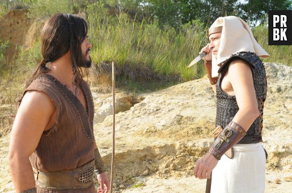 Apuki (Heitor Martinez) ordena que Oseias (Sidney Sampaio) se afaste da filha Ana (Tammy di Calafiori) em "Os Dez Mandamentos"