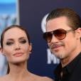  Angelina Jolie e Brad Pitt oficializaram o casamento depois de muito tempo juntos. A cerim&ocirc;nia foi bem discreta 