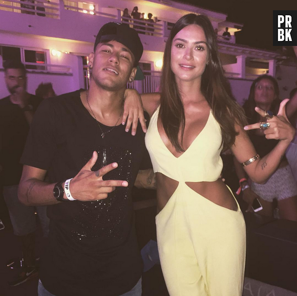 Thaila Ayala nega que tenha beijado Neymar Jr. em festa