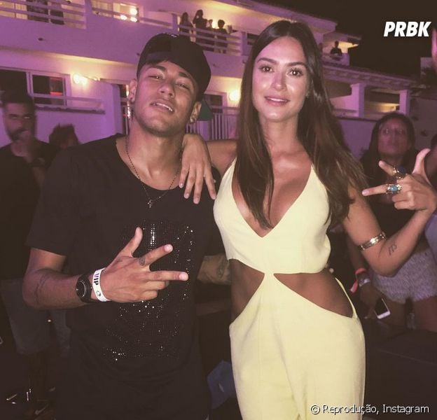 Thaila Ayala nega que tenha beijado Neymar Jr. em festa