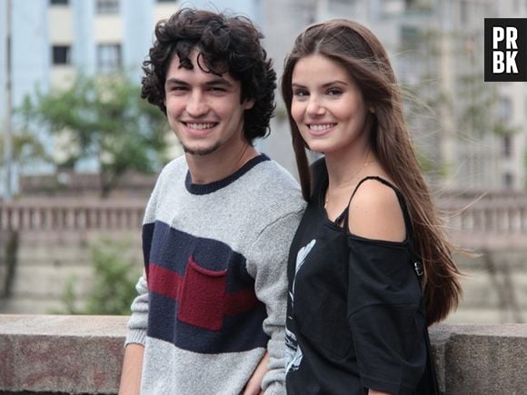 Angel (Camila Queiroz) defende Alex (Rodrigo Lombardi) das acusações de em Guilherme (Gabriel Leone), em "Verdades Secretas"