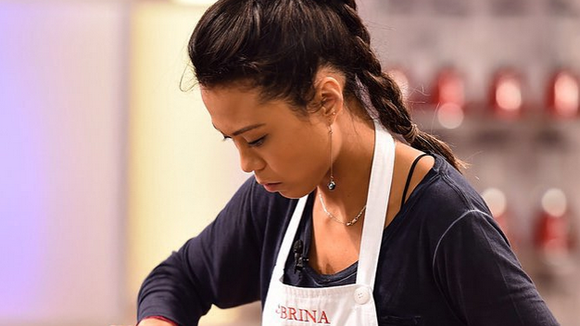 Sabrina, do "MasterChef Brasil", anuncia que está grávida no reality da Band. OMG!