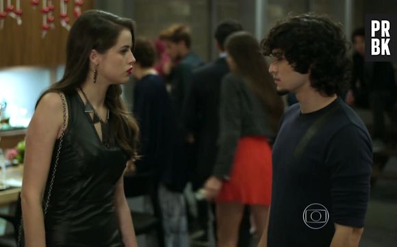 Giovanna (Agatha Moreira) é quem conta a verdade para Alex (Gabriel Leone) em "Verdades Secretas"