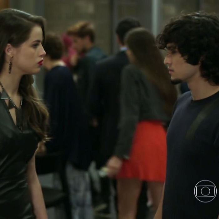 Giovanna (Agatha Moreira) é quem conta a verdade para Alex (Gabriel Leone) em &quot;Verdades Secretas&quot;