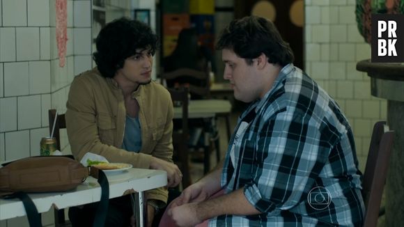 Gui (Gabriel Leone) também descobre que Angel (Camila Queiroz) fazia book rosa em "Verdades Secretas"