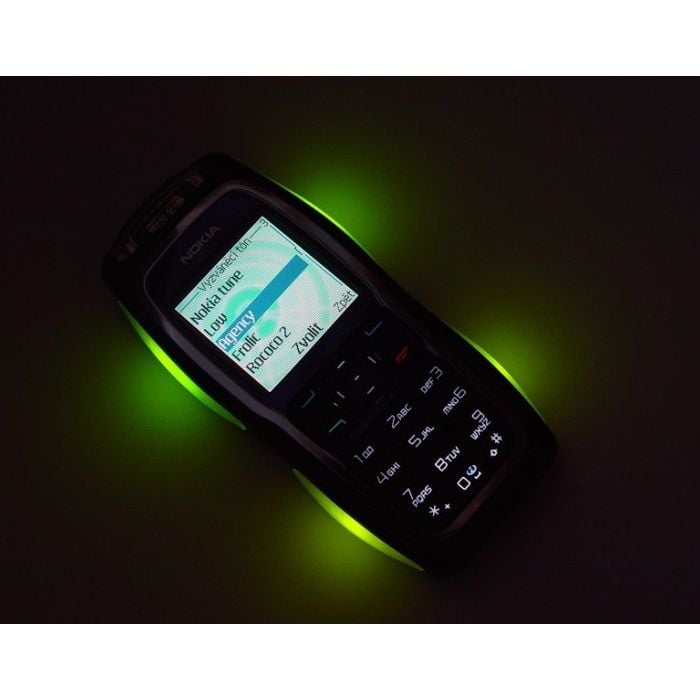  E esse Nokia com essas luzes, quem não queria? Parecia uma nave espacial! 