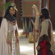    Moisés (Guilherme Winter) e Ramsés (Sérgio Marone) se desentendem e hebreu é expulso do palácio em "Os Dez Mandamentos"   