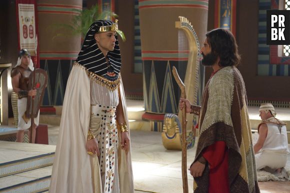 Moisés (Guilherme Winter) e Ramsés (Sérgio Marone) se desentendem e hebreu é expulso do palácio em "Os Dez Mandamentos"