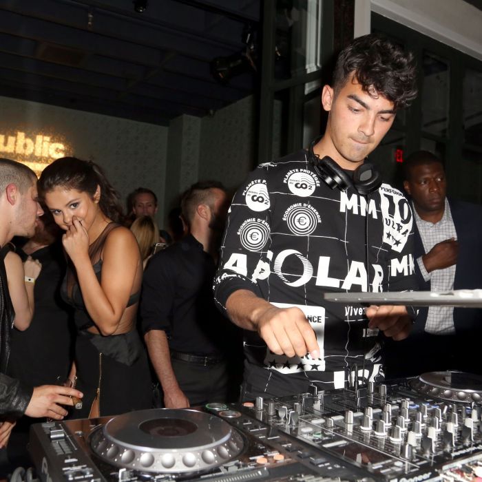 Selena Gomez ainda aproveitou para curtir uma festinha pós-VMA 2015 ao lado de outro ex-namorado: o cantor Nick Jonas!