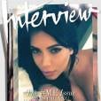 Kim Kardashian deitada de topless para a capa da revista. Quem já está ansioso?!