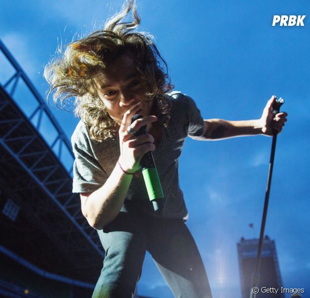 Harry Styles, do One Direction, é acertado por lata de energético no rosto durante show nos EUA