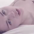 Miley Cyrus divulga o clipe de "Adore You"