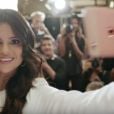 O novo iPhone é a cara de Selena Gomez, que já está lotando o celular com suas selfies maravilhosas